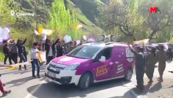 Hakkari'de HDP'li milletvekili adayları PKK'lı teröristler tarafından alkışlarla karşılandı! - Resim: 6