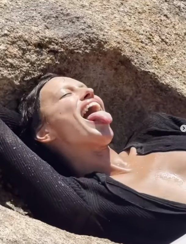 Sosyal medya Irina Shayk'ın sütyensiz paylaşımını konuşuyor! Ünlü model göğüs uçlarını saklamadı! - Resim: 10