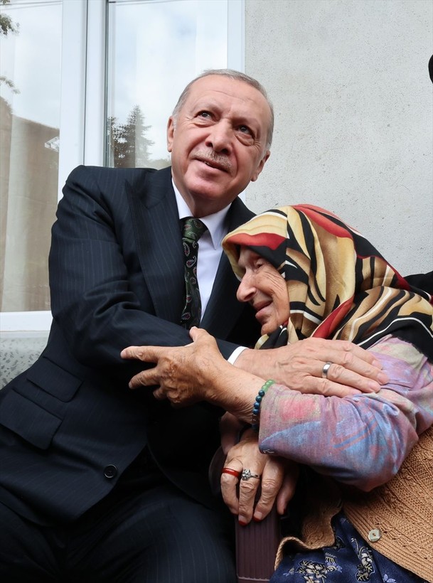 Cumhurbaşkanı Erdoğan'a Rize'de komşularından sevgi seli - Resim: 3