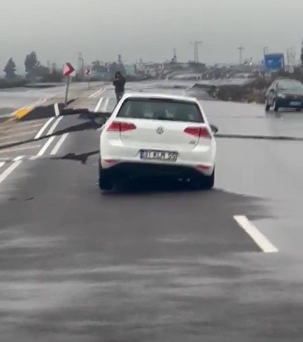 Son dakika deprem haberleri... Kahramanmaraş'ın Pazarcık ilçesi merkezli 7.7 büyüklüğündeki depremde Tarsus-Adana-Gaziantep otoyolunda dev yarıklar - Resim: 5