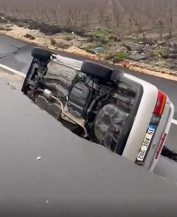 Son dakika deprem haberleri... Kahramanmaraş'ın Pazarcık ilçesi merkezli 7.7 büyüklüğündeki depremde Tarsus-Adana-Gaziantep otoyolunda dev yarıklar - Resim: 4
