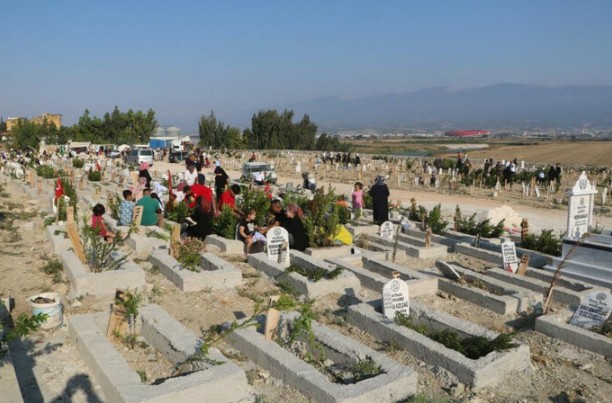 Deprem bölgesinde buruk bayram! Onların ilk ziyareti kabristana - Resim: 2