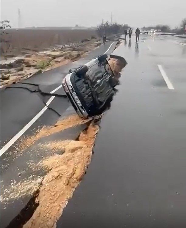 Son dakika deprem haberleri... Kahramanmaraş'ın Pazarcık ilçesi merkezli 7.7 büyüklüğündeki depremde Tarsus-Adana-Gaziantep otoyolunda dev yarıklar - Resim: 6