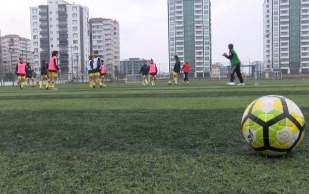 Azize Teyze 40'lı yaşların sonunda adım adım çocukluk hayaline kavuştu! 48 yaşında futbolcu, 54'te antrenör, 55'inde takımın başında - Resim: 5