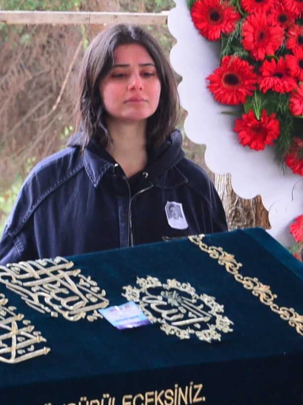 Birçok dizi ve filmlerde oynayan genç oyuncu Helin Kandemir bir süredir lösemi tedavisi gören babasını son yolculuğuna uğurladı! - Resim: 5