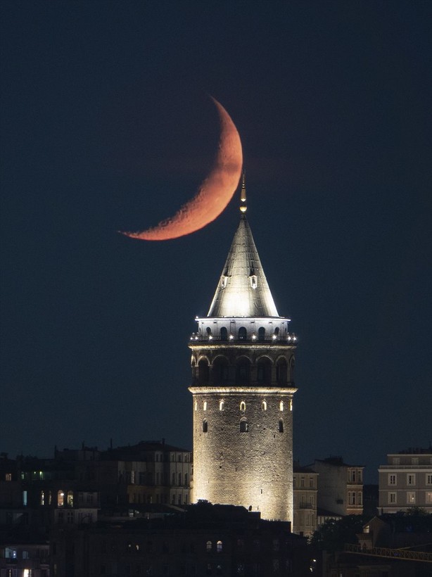 İstanbul'da kız kulesinin üzerinde oluşan hilal, görenleri büyüledi - Resim: 1
