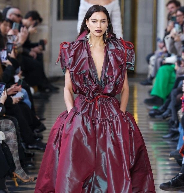 Sosyal medya Irina Shayk'ın sütyensiz paylaşımını konuşuyor! Ünlü model göğüs uçlarını saklamadı! - Resim: 6