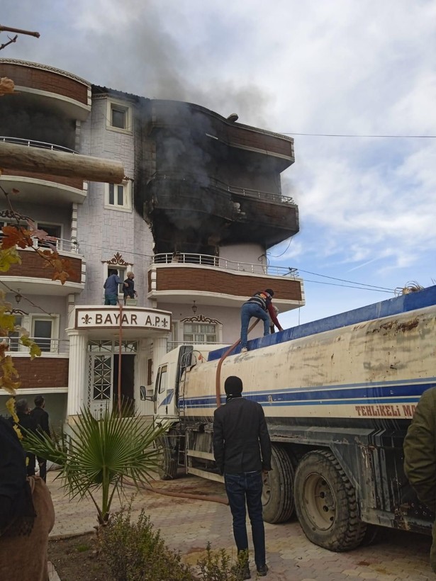 Şırnak'ta çıkan yangın için sevk edilen itfaiye aracı çamura battı! Yangın su tankeriyle söndürüldü - Resim: 3