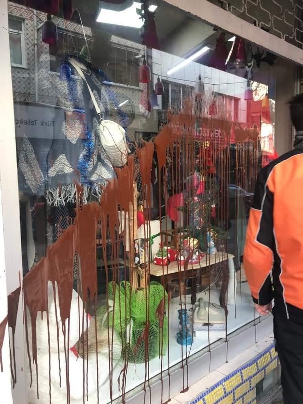 Bayrampaşa'da, platonik aşık olduğu kızın arkadaşının mağazasına havai fişekle saldırdı! Saldırı sonrasında attığı mesajla pişman olmadığını söyledi - Resim: 4