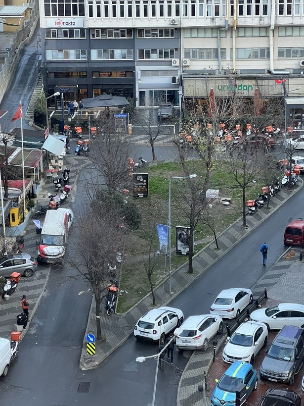 Trendyol GO kuryeleri eylemde: Şirketin genel merkezinde toplandılar - Resim: 4