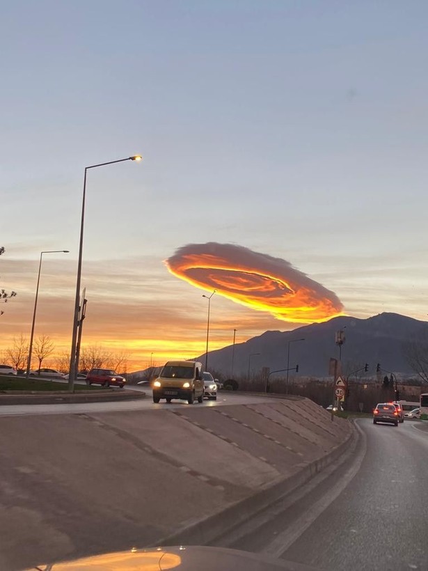 Bursa'da merceksi bulut görüldü! Dünyada gündem oldu: UFO'ya benziyor - Resim: 7