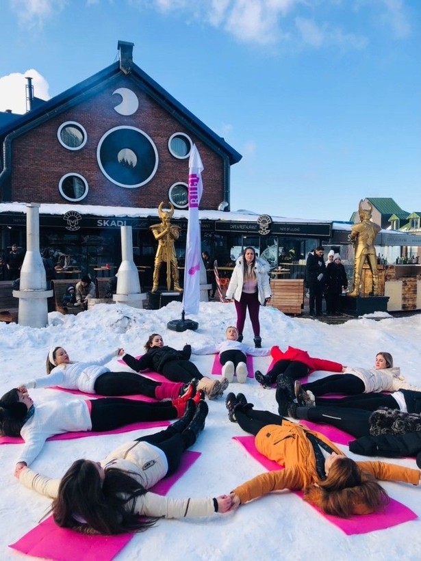 Uludağ'da bir işletmenin başlattığı 'karda yoga' etkinliğine turistlerden büyük ilgi! - Resim: 2