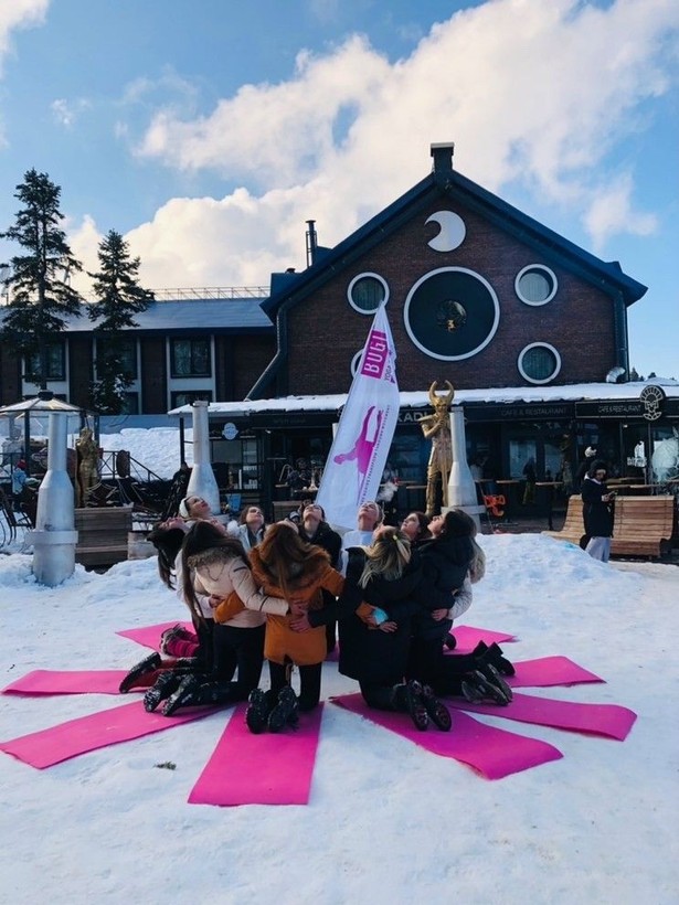 Uludağ'da bir işletmenin başlattığı 'karda yoga' etkinliğine turistlerden büyük ilgi! - Resim: 3