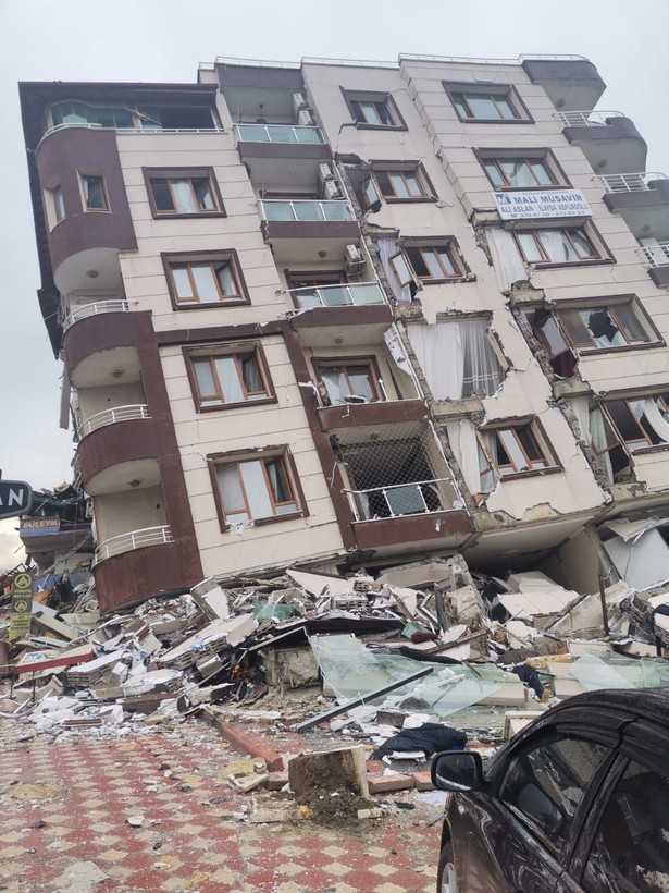 Son dakika deprem haberleri... Hatay Büyükşehir Belediye Başkanı Lütfü Savaş: Çok büyük bir felaket yerel imkanlarla çözemeyeceğimiz - Resim: 6