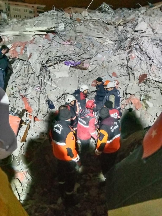 Depremin vurduğu 10 ilde arama kurtarma çalışmaları devam ederken sevindiren haberler geliyor - Resim: 10