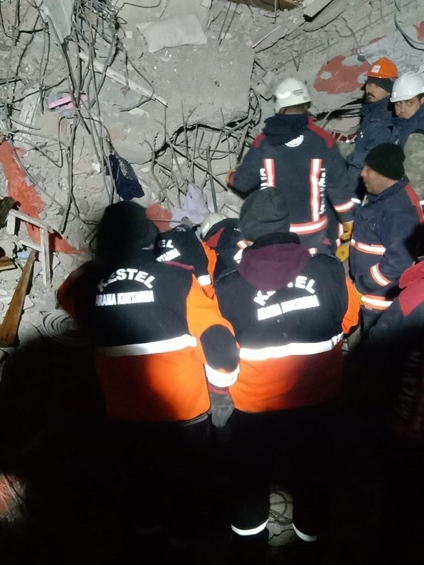 Depremin vurduğu 10 ilde arama kurtarma çalışmaları devam ederken sevindiren haberler geliyor - Resim: 12