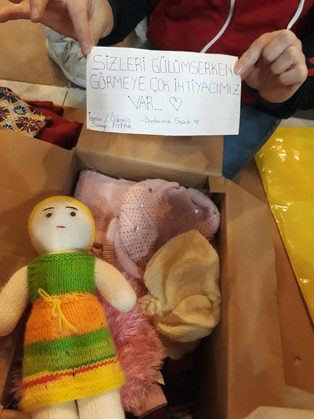 Çocukların gönderdikleri yardımların üzerine yazdıkları notlar hepimizin gözlerini doldurdu - Resim: 3