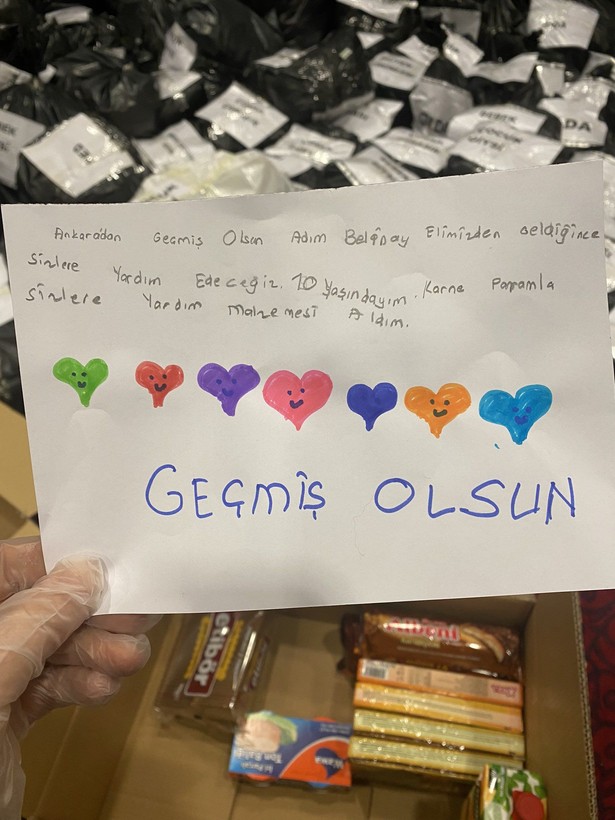 Çocukların gönderdikleri yardımların üzerine yazdıkları notlar hepimizin gözlerini doldurdu - Resim: 12