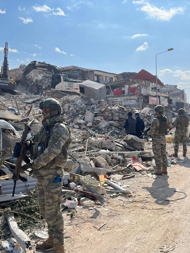 "Asrın Felaketi'nde Mehmetçik ilk andan bu yana millet ile yan yana! Acıya da ortak oldular tebessüme de... - Resim: 76
