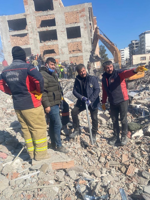Adıyaman'daki bir enkazdan çıkarılan 10 yaşındaki Eylül, annesinin bedenini siper etmesiyle hayatta kaldı - Resim: 8