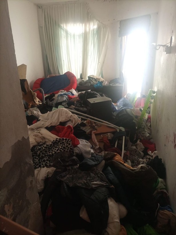 Şaka gibi ama gerçek! Evinden 3 kamyon çöp çıktı - Resim: 2
