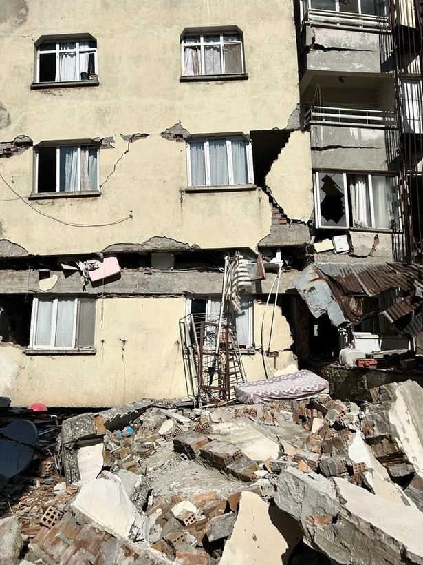 Antakya'da iki katın birleştiği enkazda 9 saat mahsur kalan Dolapçıoğlu ailesi yaşadıkları korkuyu kaydetti - Resim: 2