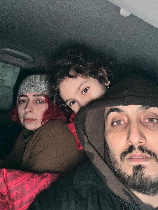 Antakya'da iki katın birleştiği enkazda 9 saat mahsur kalan Dolapçıoğlu ailesi yaşadıkları korkuyu kaydetti - Resim: 1