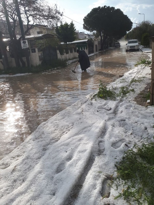 İzmir'in Çeşme ilçesinde Nisan ayında şaşırtan görüntü: Dolunun etkili olduğu yerde plajlar beyaza büründü - Resim: 10