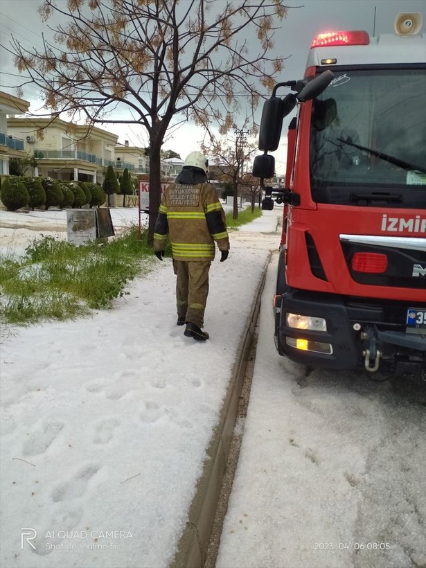 İzmir'in Çeşme ilçesinde Nisan ayında şaşırtan görüntü: Dolunun etkili olduğu yerde plajlar beyaza büründü - Resim: 13
