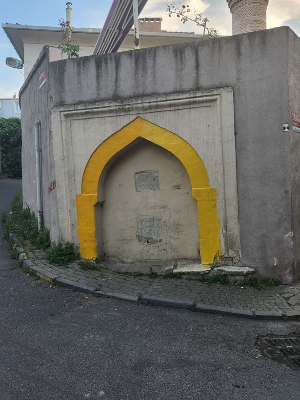 Fatih'te tepki çeken görüntü: 200 yıllık çeşmeyi sarı kırmızı renge boyadılar - Resim: 13