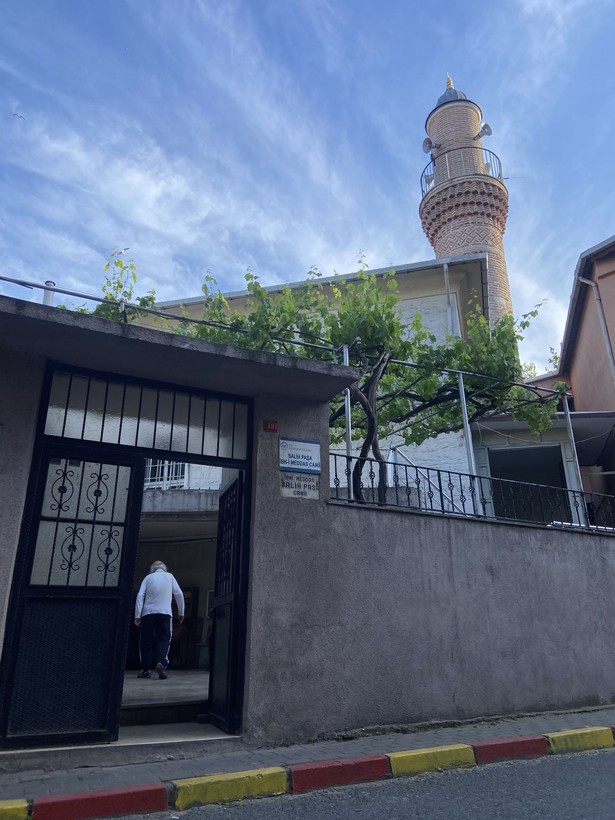 Fatih'te tepki çeken görüntü: 200 yıllık çeşmeyi sarı kırmızı renge boyadılar - Resim: 4