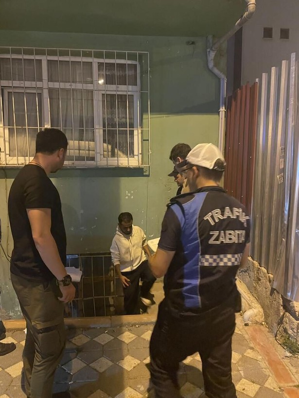 Zeytinburnu'nda kaçak göçmen operasyonu! Hepsi bir evde yakalandı - Resim: 3