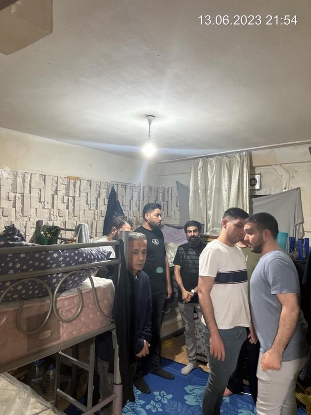 Zeytinburnu'nda kaçak göçmen operasyonu! Hepsi bir evde yakalandı - Resim: 5