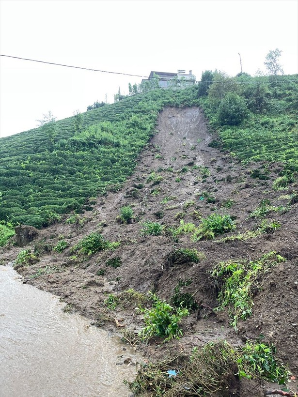 Rize'de şiddetli yağış sebebiyle 8 ev tedbir amacıyla tahliye edildi - Resim: 7