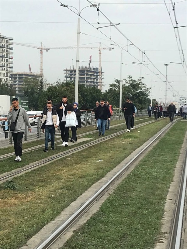 İstanbul'da tramvay raydan çıktı! Kabataş-Bağcılar Tramvay Hattı yolcuları yaya kaldı - Resim: 10