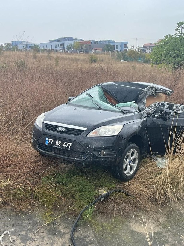 Kaygan yolda karşı şeride geçen tır minibüs ve otomobile çarparak devrildi! 1'i ağır 3 kişi yaralandı - Resim: 4