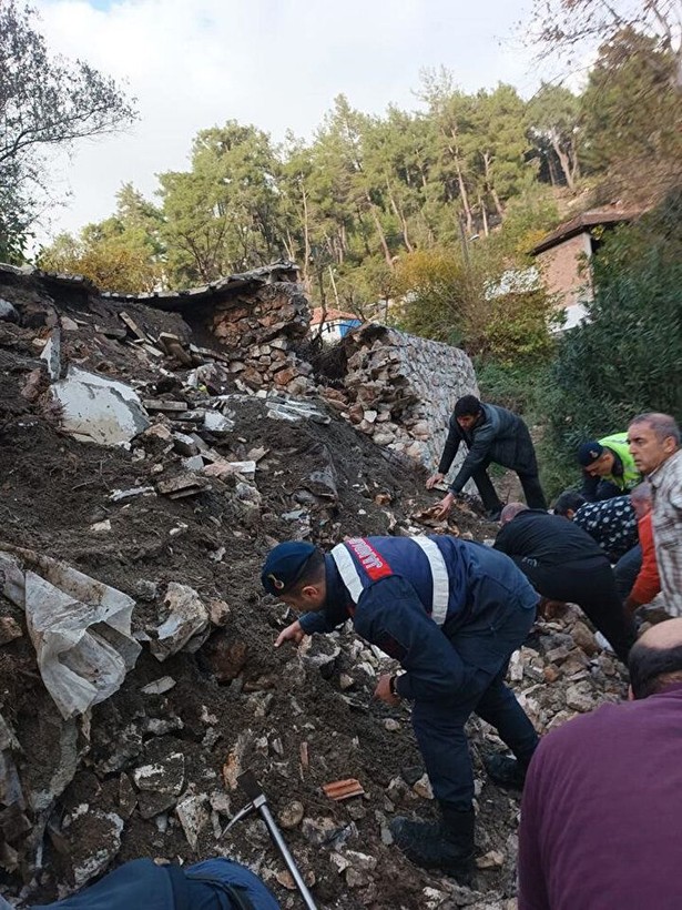 Antalya'da yürek yakan olay! 4 çocuk bankta otururken istinat duvarı çöktü | Acı haber geldi - Resim: 5
