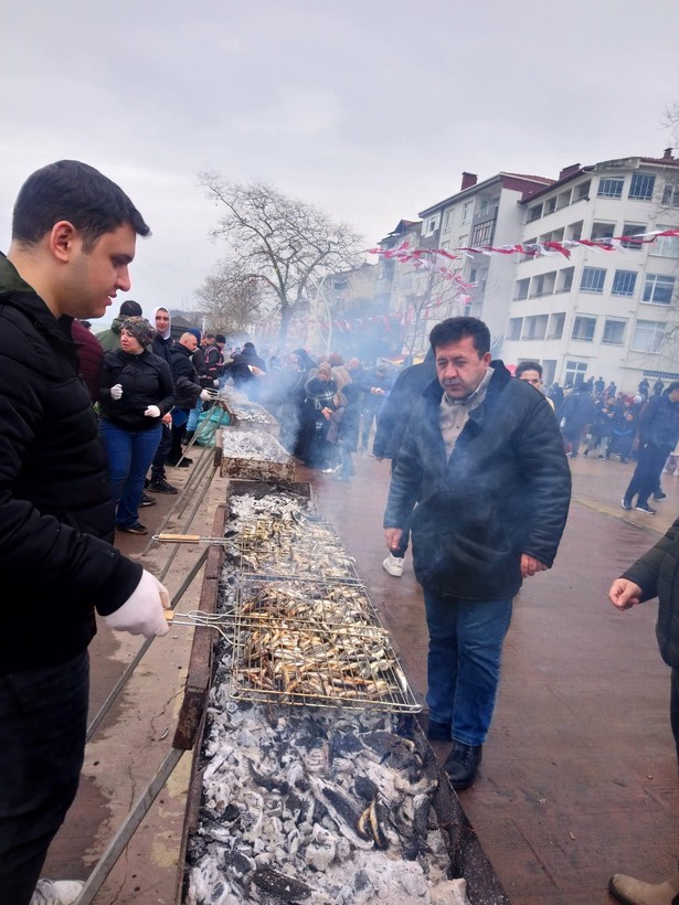 Düzce'de hamsi festivali: Metrelerce uzunlukta mangal kuruldu herkes balığa doydu - Resim: 1