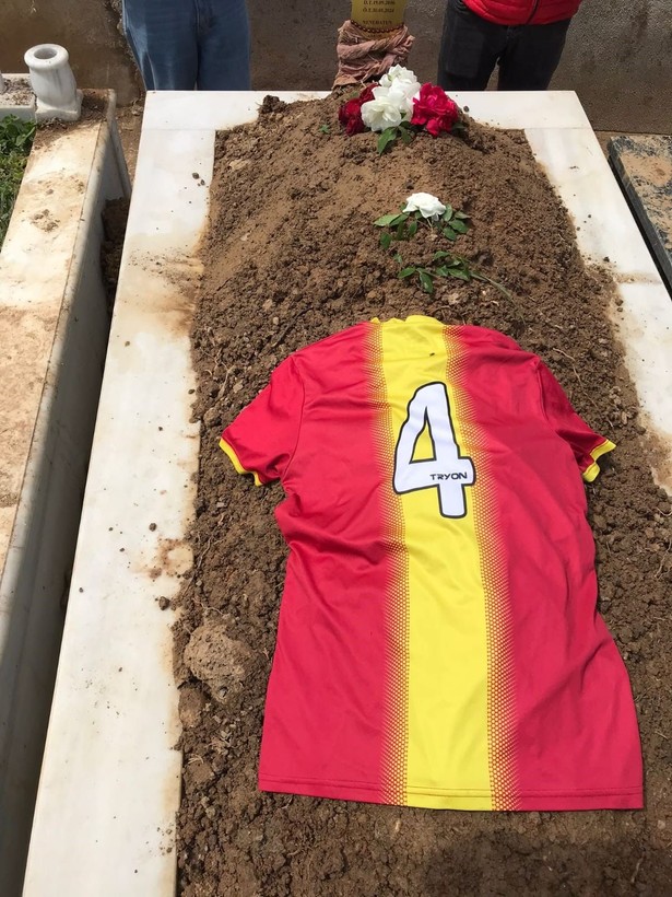 Hayatını kaybeden futbolcunun takım arkadaşları formasını imzalayıp mezarına bıraktı - Resim: 5