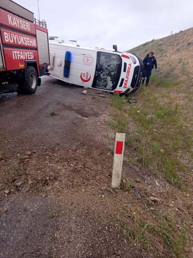 Kayseri'de kazaya giden ambulans devrildi! Yaralılar var - Resim: 5