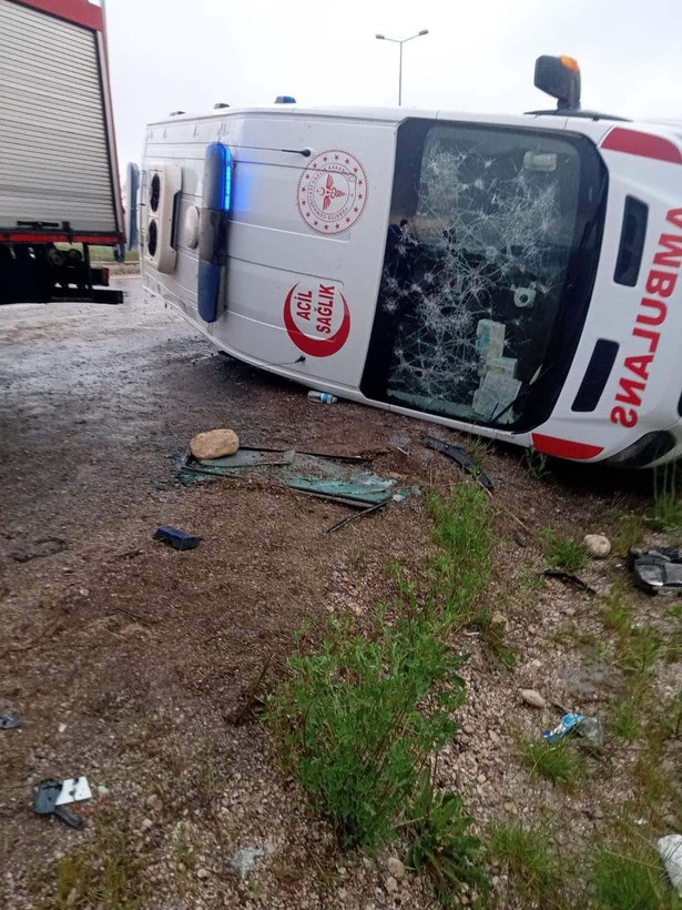 Kayseri'de kazaya giden ambulans devrildi! Yaralılar var - Resim: 4
