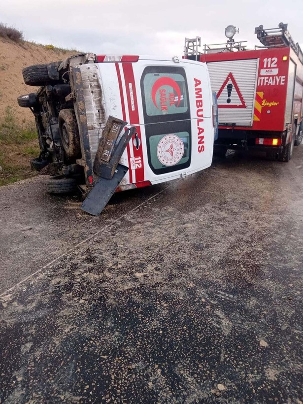 Kayseri'de kazaya giden ambulans devrildi! Yaralılar var - Resim: 2