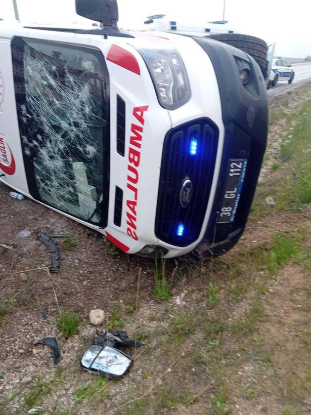 Kayseri'de kazaya giden ambulans devrildi! Yaralılar var - Resim: 3