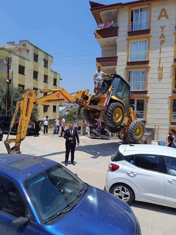 Operatör damat, gelin almaya kepçenin kovasında davulcularla gitti - Resim: 1