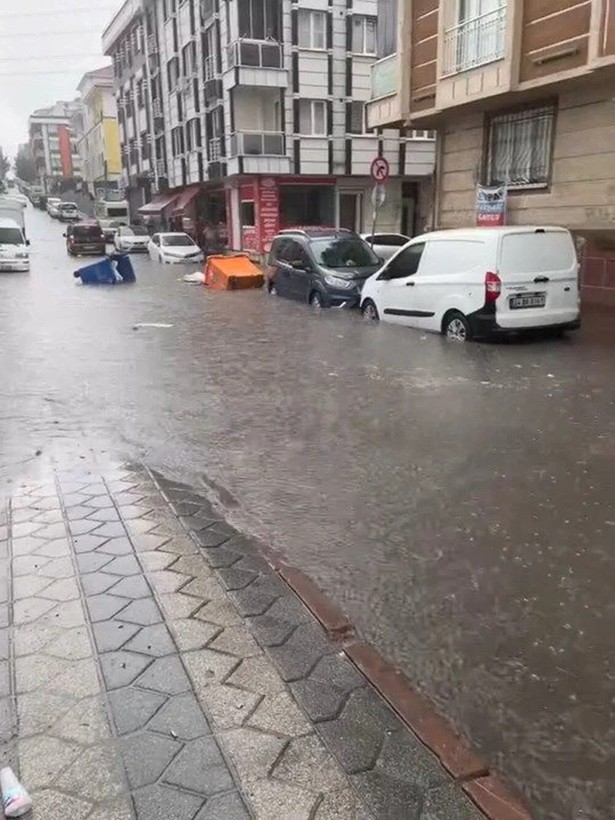 İstanbul'un bazı bölgelerinde yoğun rüzgar ve sağanak etkili oldu - Resim: 1