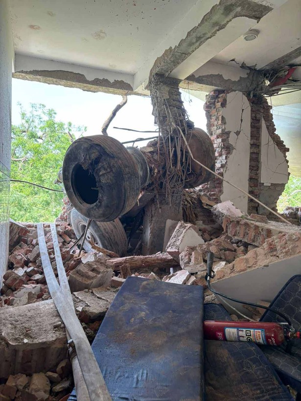 Hindistan'da yolcu uçağı Tıp Fakültesi'ne düştü! Can pazarı kamerada - Resim: 10
