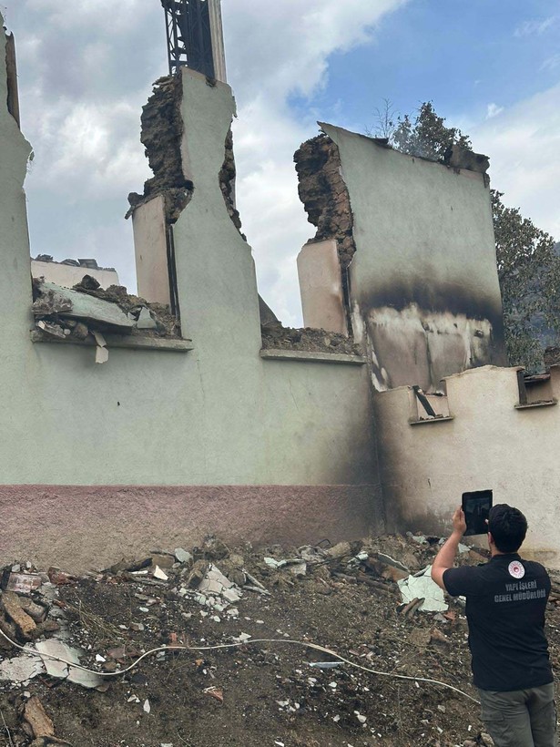 Bakan Kurum Bilecik’teki orman yangınıyla ilgili konuştu: Yaraları hızla saracağız, devletimiz yanınızdadır - Resim: 28