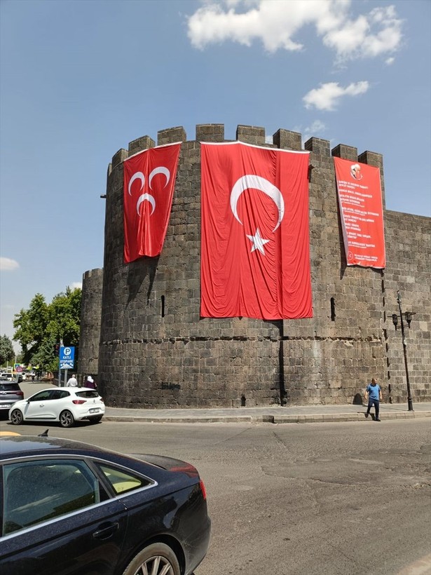 Terörsüz Türkiye kapsamında Diyarbakır Surları'na 3 Hilal asıldı - Resim: 2