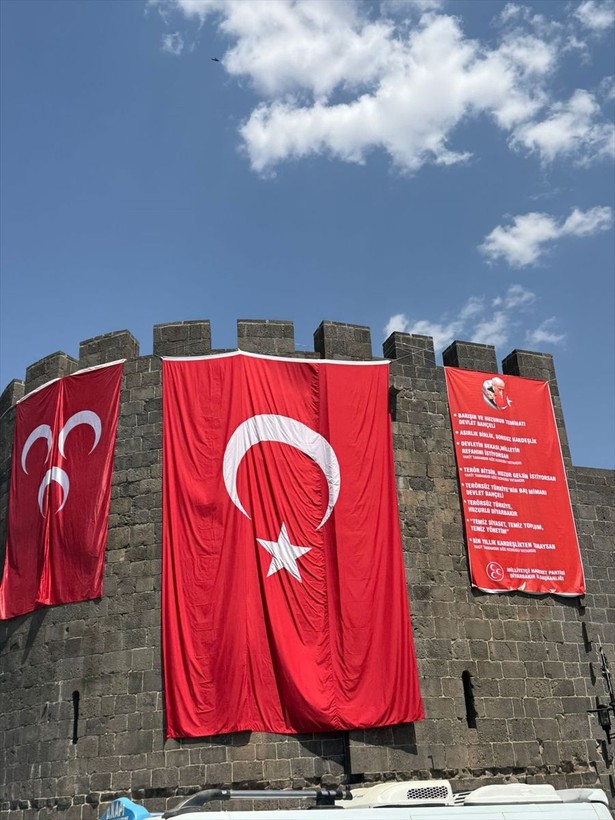 Terörsüz Türkiye kapsamında Diyarbakır Surları'na 3 Hilal asıldı - Resim: 1