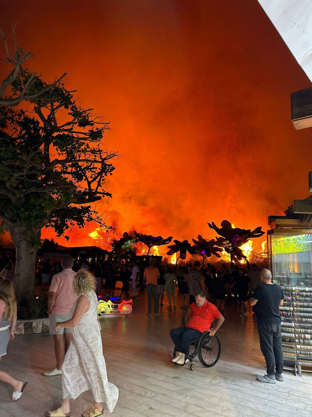 Antalya’da orman yangını: 2 otel tahliye edildi - Resim: 5